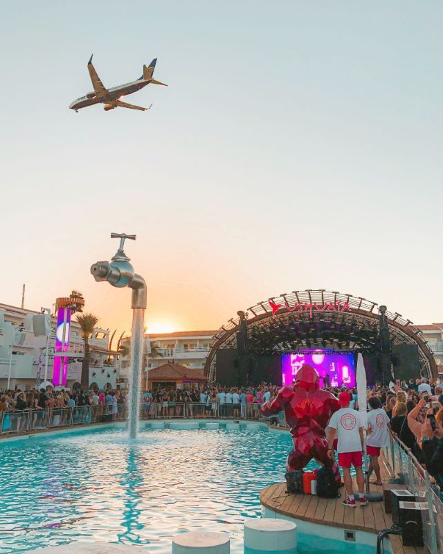 Fiesta en la piscina en Ibiza